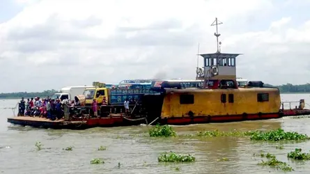 জেগে ওঠা ডুবো চরে ফেরি চলাচল ব্যাহত