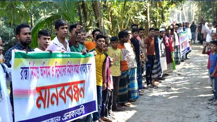 লক্ষীপুরে সড়কে নিম্নমানের সামগ্রী ও অনিয়মের প্রতিবাদে মানববন্ধন
