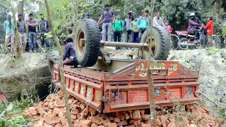ট্রলির চাকা ব্লাস্ট হয়ে আহত ৪