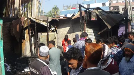 নড়িয়ায় বাজারে অগ্নিকাণ্ডে ৪টি দোকান ভস্মীভূত