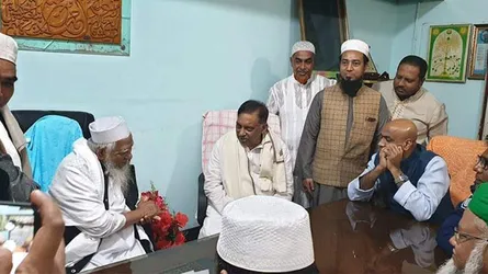 দোয়া নিতে আল্লামা শফীর কাছে স্বরাষ্ট্রমন্ত্রী