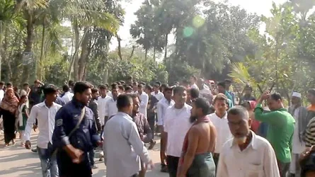 ১ম পরীক্ষা শেষ করেই রাস্তায় শিক্ষার্থীরা