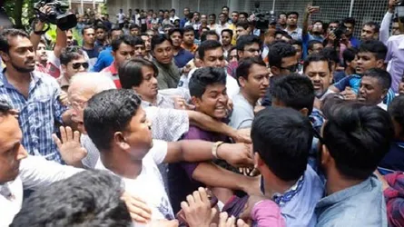 ঢা‌বি‌তে ছাত্রলী‌গের হামলার শিকার কোটা আন্দোল‌নের আহ্বায়ক