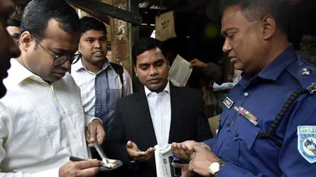ভাজতে গিয়ে গলে গেল প্লাস্টিকের চাল!