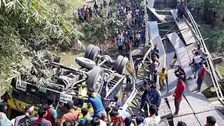 ব্রিজ ভেঙ্গে ট্রাক পানিতে নিহত দুই