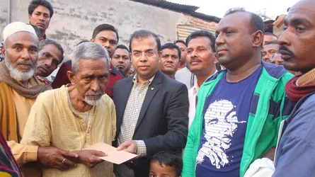 রামপালে অগ্নিকাণ্ডে ক্ষতিগ্রস্তদের মাঝে সহায়তা প্রদান
