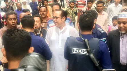 পুলিশের বাধায় না’গঞ্জ বিএনপির সমাবেশ পণ্ড