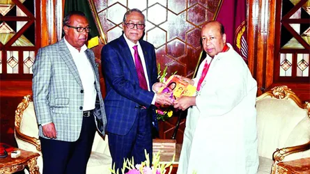 সাবিনা ইয়াসমিনের গানের অ্যালবাম রাষ্ট্রপতির হাতে