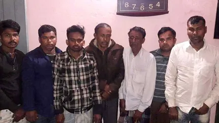 গাজীপুরে অস্ত্রসহ ৭ ডাকাত গ্রেফতার