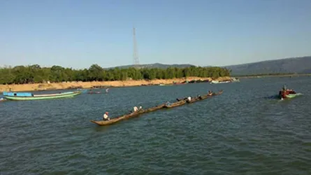 পর্যটকদের চোখে জাদু ধরায় যাদুকাটার নদী