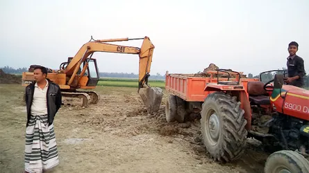 গুরুদাসপুরে কৃষিজমিতে পুকুর খনন