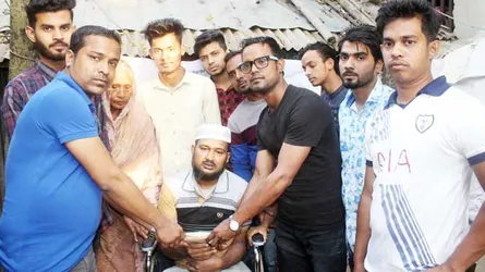 দুই পা হারা বাবুলের পাশে ‘মনের ডায়েরী’র সদস্যরা