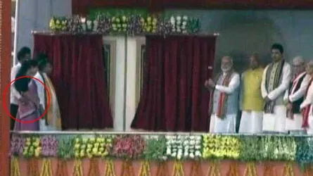 মোদির সামনেই নারী মন্ত্রীর কোমরে হাত আরেক মন্ত্রীর! (ভিডিও)