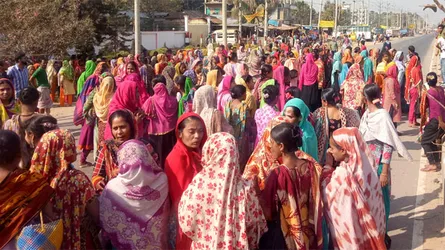 ভালুকায় বেতন বৃদ্ধির দাবিতে শ্রমিকদের মহাসড়ক অবরোধ