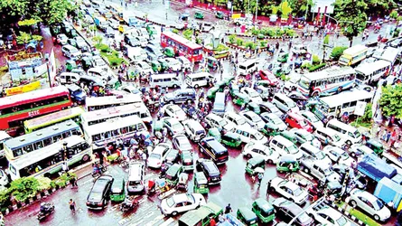 ঢাকার এলোপাতাড়ি গণপরিবহন