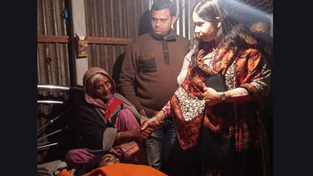 ঘিওরে অগ্নিদগ্ধ অসহায় সালমার চিকিৎসার দায়িত্ব নিলেন এমপি দুর্জয়