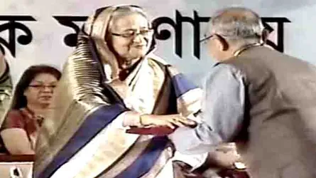 প্রধানমন্ত্রীর হাত থেকে একুশে পদক নিলেন বিশিষ্ট ব্যক্তিরা