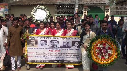 হিলি সীমান্তে একই শহীদ বেদীতে শ্রদ্ধা জানালেন দুই দেশের মানুষ