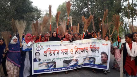 সিংড়ায় নৌকার বিদ্রোহী প্রার্থীর বিরুদ্ধে বৈঠা ও ঝাড়ু মিছিল