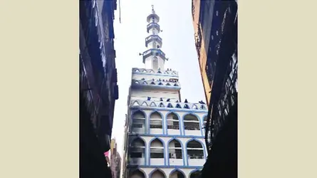 চার দিক বিধ্বস্ত অক্ষত শাহী মসজিদ