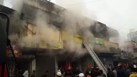 রাজবাড়ীতে অগ্নিকাণ্ডে ৫টি দোকান পুড়ে ছাই