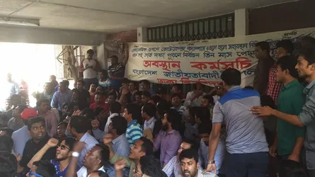 ডাকসু নির্বাচন : ভিসির কার্যালয়ের সামনে ছাত্রদলের অবস্থান