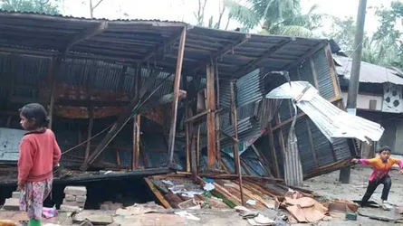 এক মিনিটের ঘূর্ণিঝড়ে লণ্ডভণ্ড পাথরঘাটা
