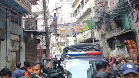 পুরান ঢাকায় কেমিক্যাল কারখানা অপসারণে অভিযান শুরু