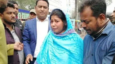 আ.লীগ প্রার্থীর ওড়না ছিড়ে ফেলল বিদ্রোহী সমর্থকেরা