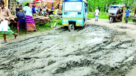 মাওয়ায় কার্পেটিং উঠে গর্ত ঝুঁকি নিয়ে যান চলাচল