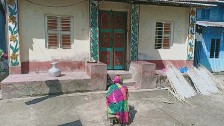 বিয়ের দাবিতে বিষের শিশি নিয়ে প্রেমিকের বাড়িতে প্রেমিকার অবস্থান