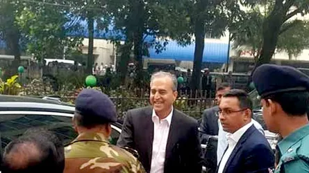 কাদেরকে দেখতে হাসপাতালে দেবী শেঠী