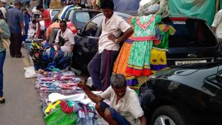 পুনর্বহালের কথা বলে হকারদের কাছ থেকে চাঁদা আদায়