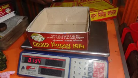 মিষ্টির প্যাকেটের ওজনই ১৩৪ গ্রাম!