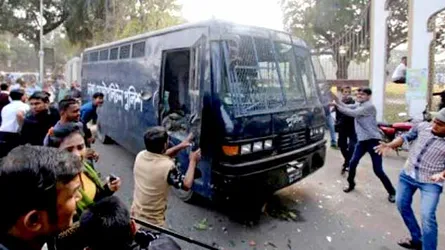 প্রিজনভ্যানে জবি শিক্ষার্থীদের হামলা