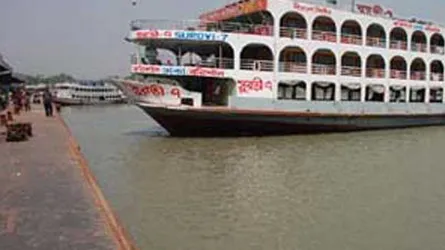 সদরঘাটে লঞ্চের ধাক্কায় নৌকাডুবি : একই পরিবারের ৬ জন নিখোঁজ