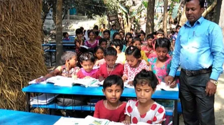 নাগরপুরে খোলা আকাশের নিচে চলছে পাঠদান