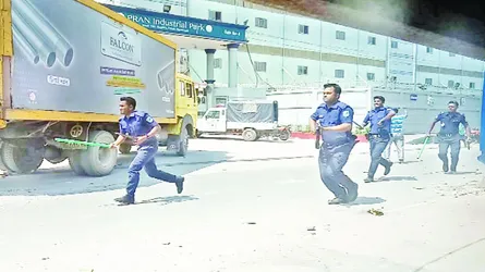 পলাশে সড়ক দুর্ঘটনা নিয়ে পুলিশ  ও গ্রামবাসীর মধ্যে রক্তক্ষয়ী সংঘর্ষ