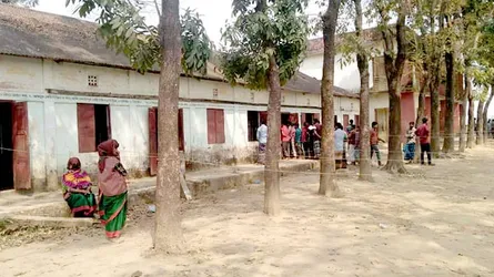 ভোটকেন্দ্রে ব্যাপক ধাওয়া পাল্টা ধাওয়া, পুলিশের গুলি ও ভোটবাক্স ভাংচুর