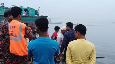 বুড়িগঙ্গায় যাত্রীবাহী ট্রলারডুবি : উদ্ধার তৎপরতা শুরু
