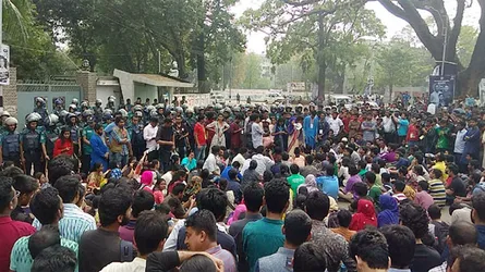 ভিসির বাসভবনের সামনে অবস্থান, ধর্মঘটের ডাক