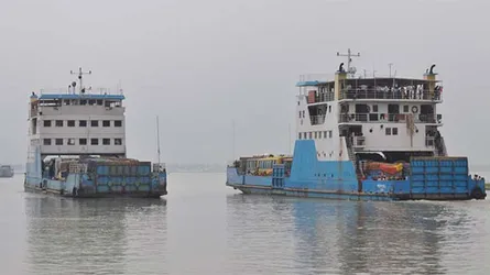 ৪ ঘণ্টা পর দৌলতদিয়া-পাটুরিয়ায় ফেরি চলাচল শুরু