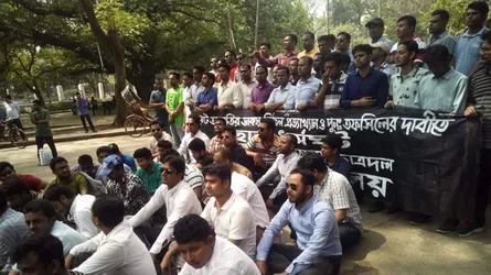 ডাকসুর পুনঃতফসিল দাবিতে ক্যাম্পা‌সে ছাত্রদলের বিক্ষোভ