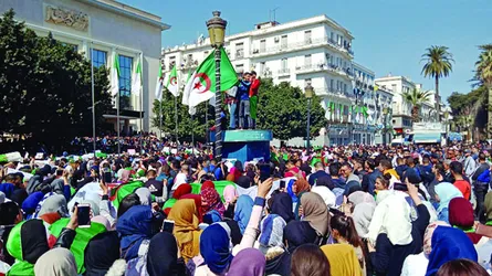 আলজেরিয়ায় স্বৈরশাসকের পতন কি আসন্ন