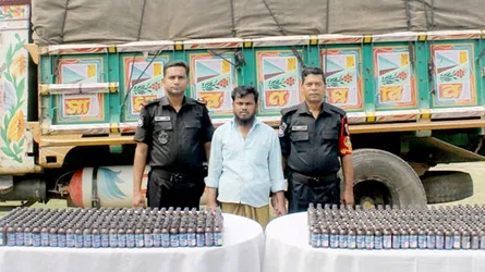 ৬০০ বোতল ফেনসিডিলসহ মাদক কারবারি আটক