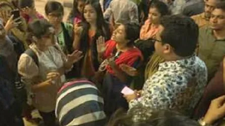 গভীর রাতে অনশনরত ছাত্রীদের হেনস্তা!