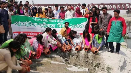 তিস্তায় কলস দিয়ে পানি ঢেলে ব্যতিক্রমী প্রতিবাদ