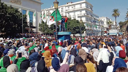 আলজেরিয়ায় স্বৈরশাসকের পতন কি আসন্ন