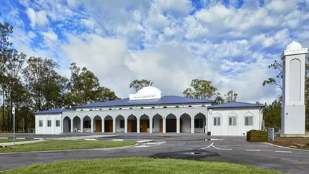 এবার অস্টেলিয়ায় মসজিদে গাড়ি নিয়ে ঢুকে পরলো উগ্রবাদী