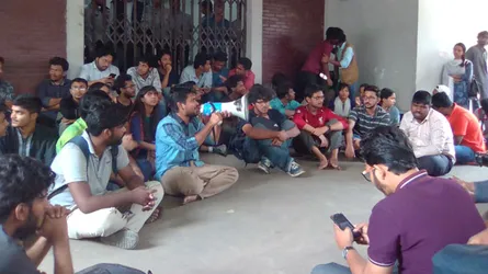 ডাকসু : পুনর্নির্বাচনসহ ৫ দফা দা‌বি‌তে ভি‌সি কার্যাল‌য়ের সাম‌নে অবস্থান